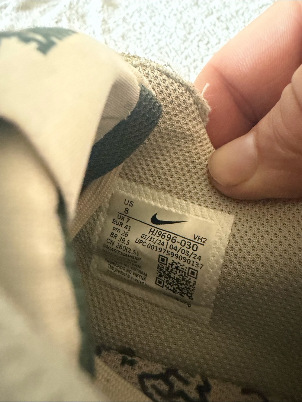 Nike Men’s Sneakers in Beige, Green, Black - Picture 6 of 9